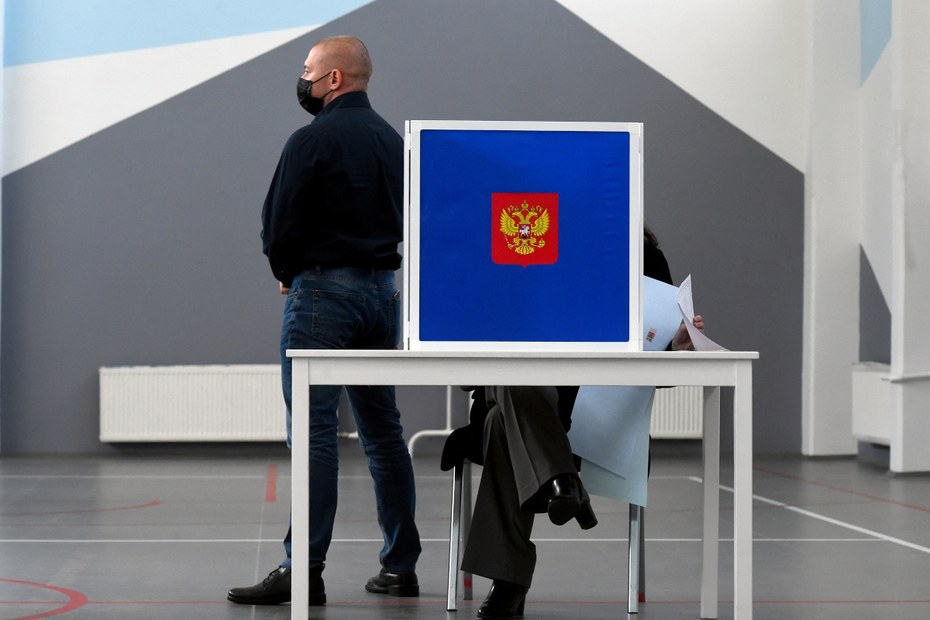 Wahlkabine in St. Petersburg: Deutlich wurde bei den Duma-Wahlen, dass die Regierungspartei Einiges Russland bei den Wählern Vertrauen eingebüßt hat