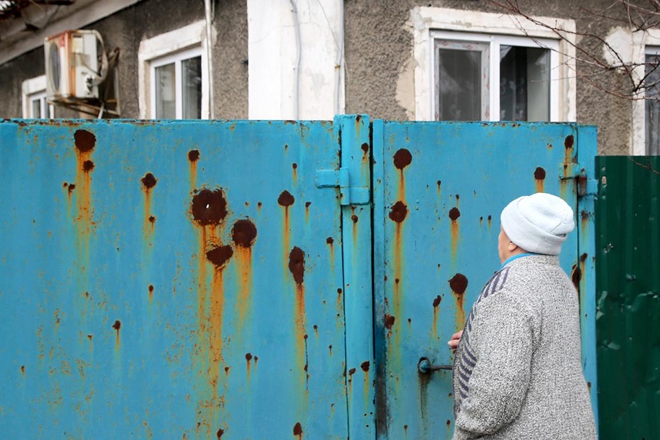 Einschusslöcher an einem Zaun in der ukrainischen Grenzstadt Donezk