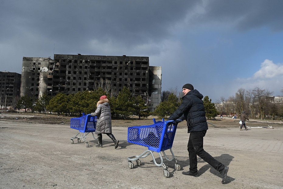 Mariupol, 18. März 2022: Die Bomben haben das Besondere getilgt und den Ort ins Archiv der Zerstörung geschoben, wo eine Wüste der anderen gleicht
