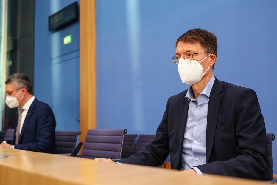 Der Chef des Robert-Koch-Instituts Lothar Wieler (links) pfeift auf den Konsens und fordert Gesundheitsminister Karl Lauterbach (rechts) offen heraus