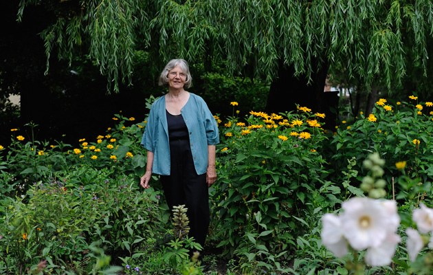 Karin Hausen in ihrem Garten in Berlin-Dahlem