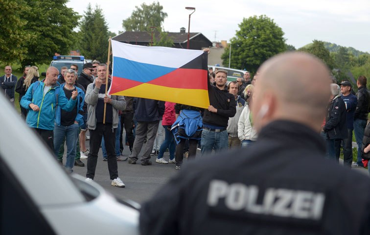 Der Mob ist wieder los: Demonstration gegen das Asylbewerberheim in Freital