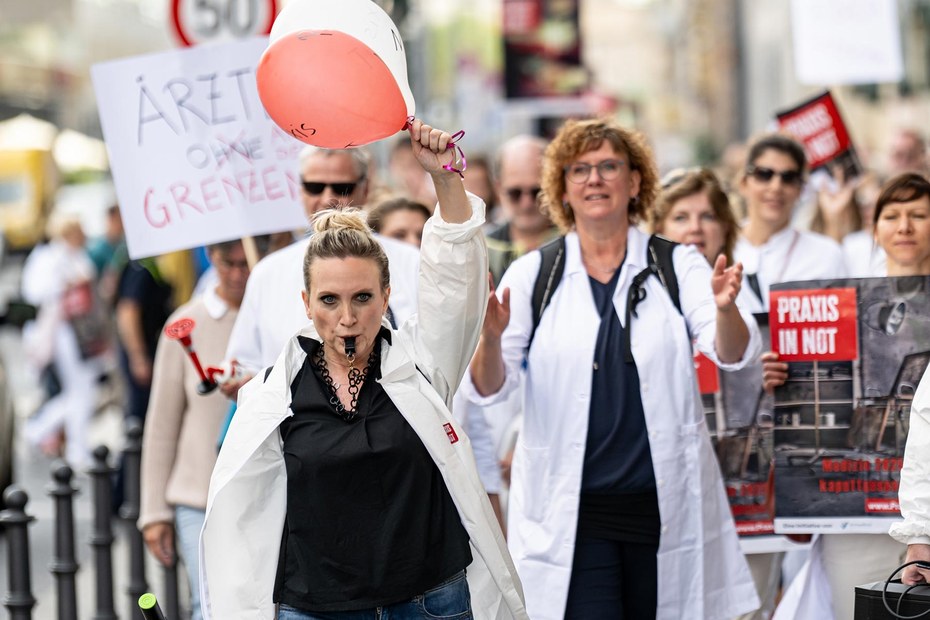 Bundesweit wurde am Montag (2.10.) gestreikt: Hier Ärzt:innen beim Protestmarsch „Ärzt:innen in Not“ in Berlin