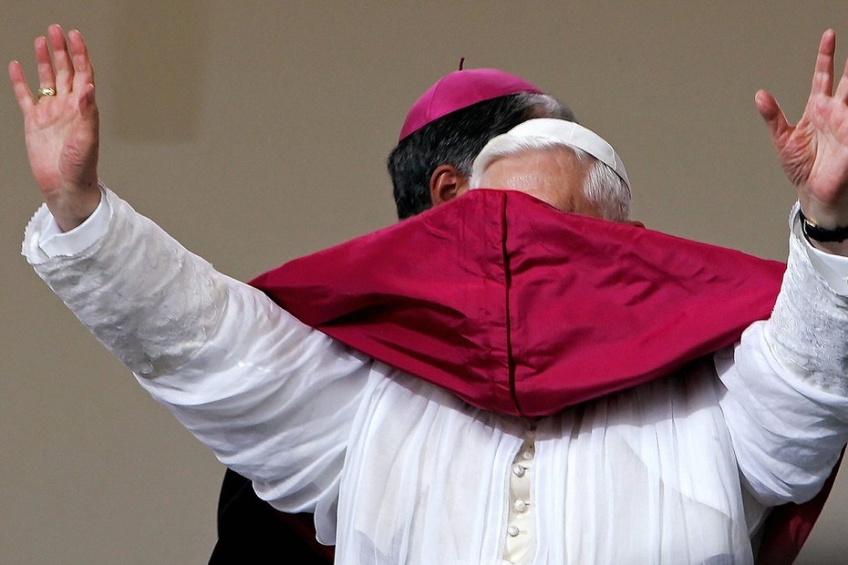 Papst Benedikt XVI. wird vorgeworfen, durch systematisches Wegsehen, Vertuschen und Strafvereitelung ein Umfeld geschaffen zu haben, das es Sexualstraftätern ermöglichte, gegenüber Kindern „im Namen Gottes“ übergriffig zu werden