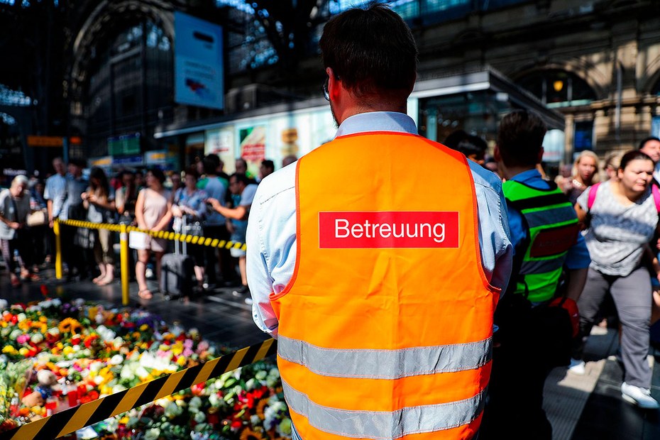 Trauer in Frankfurt: ein Mitarbeiter der Deutschen Bahn ist Ansprechpartner für besorgte Fahrgäste