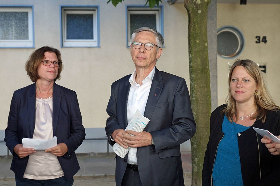 Bremens Bürgermeister Carsten Sieling (SPD, Mitte), die Fraktionsvorsitzende der Linken, Kristina Voigt (links) und der Grünen, Maike Schaefer (rechts)
