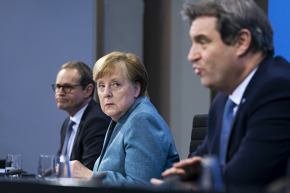 Berlins Regierender Bürgermeister Michael Müller, Bundeskanzlerin Angela Merkel und der Bayrische Ministerpräsident Markus Söder (v.l.n.r.) bei einer Pressekonferenz zur Impfstoffknappheit