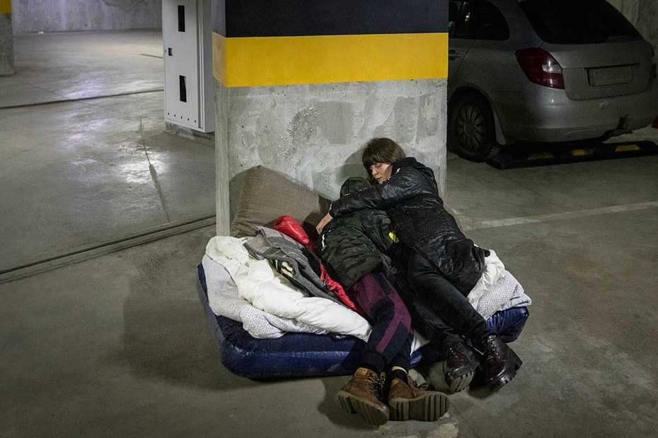 Frauen suchen Zuflucht in einem Parkhaus in Kiew