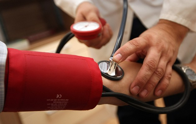 Der Branchen-Blutdruck ist hoch: Zwischen den Forderungen der Ärzte und den Vorschlägen der Kassen liegen 5,7 Milliarden