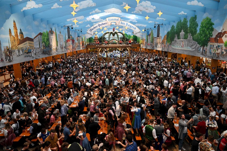 Oktoberfest 2022 in München: Brechend volle Bierzelte und keine Corona-Restriktionen
