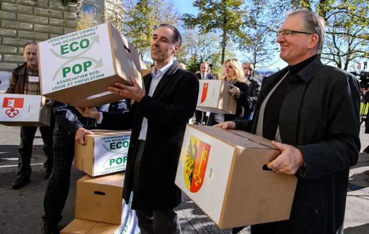Der ehemalige Vorsteher des Schweizer Bundesamtes für Umwelt Philippe Roch (re.) bringt zusammen mit Mitgliedern von Ecopop Stimmzettel in die Bundeskanzlei