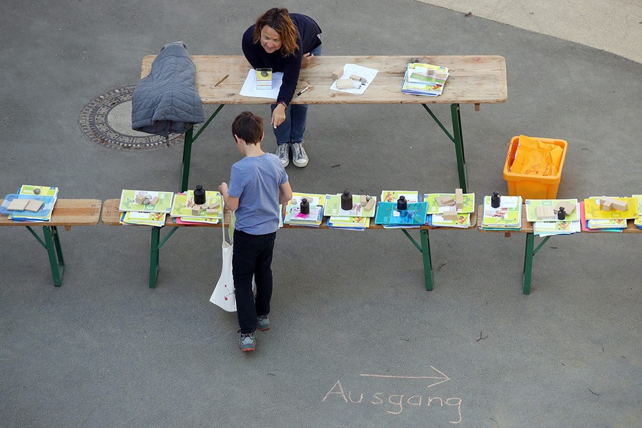 Im hessischen Heppenheim holen Kinder und Eltern Unterrichtsmaterialien an der geschlossenen Grundschule ab