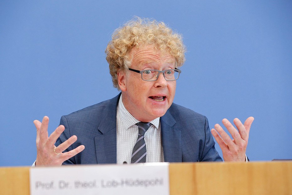 Professor Dr. theol.  Andreas Lob-Huedepohl, Mitglied des Deutschen Ethikrates, bei einer Pressekonferenz