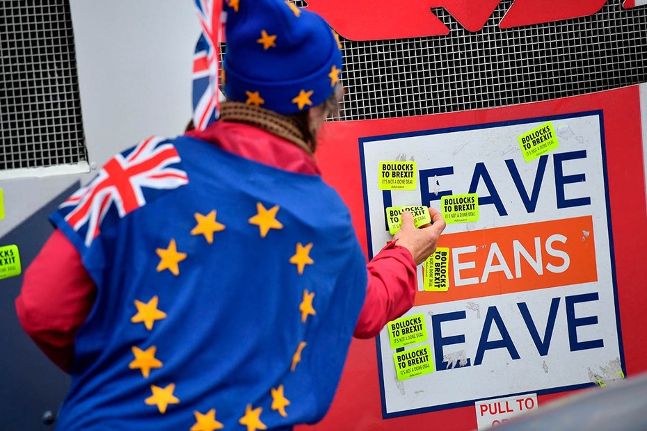 Brexit-Gegner postieren Proteststicker an einen Bus der Brexit-Befürworter im Zuge einer Protestveranstaltung im Dezember