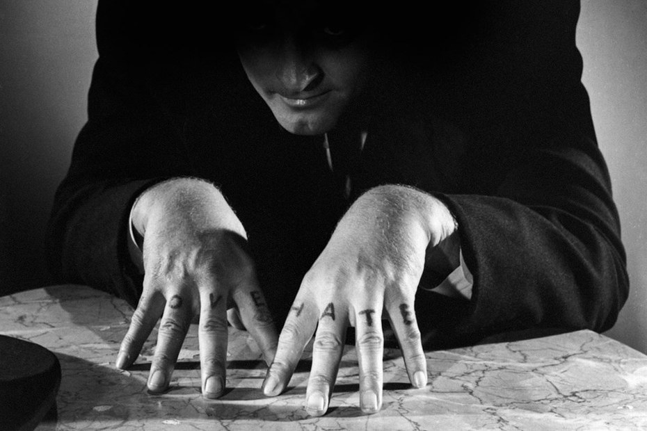 Psychopathischer Frauenmörder, Hollywood-Style: Robert Mitchum 1955 in „Die Nacht des Jägers“