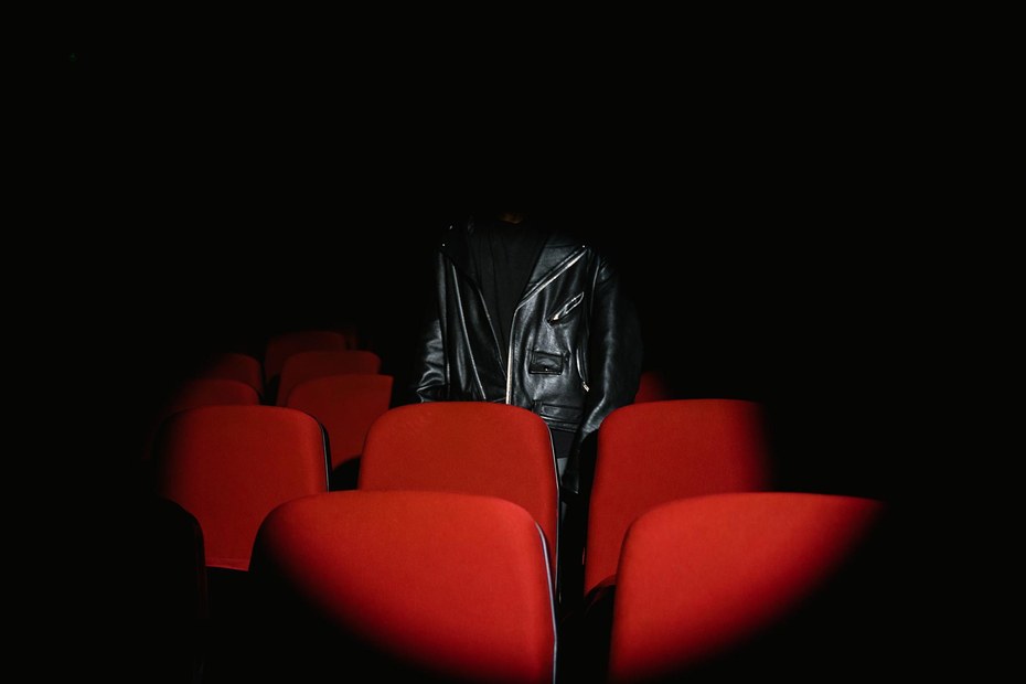 Lederjacken und Samtbezug: Theater sind Räume der Widersprüchlichkeit