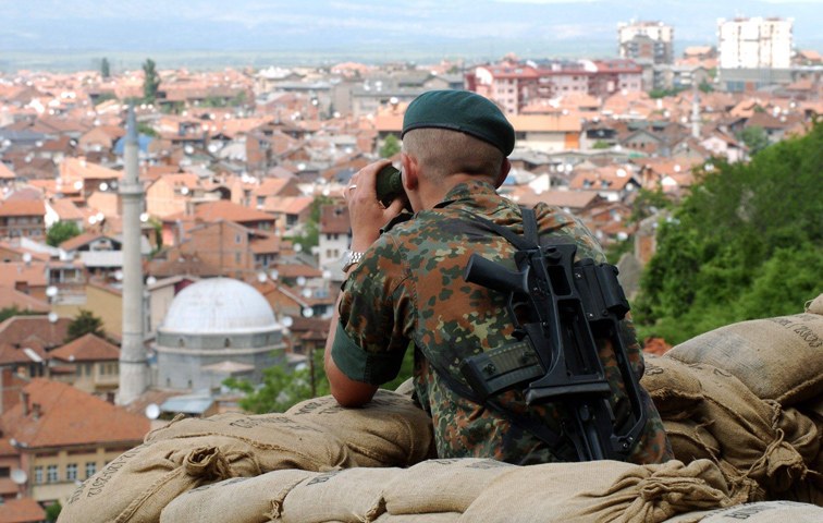 NATO-Beobachter oberhalb der Stadt Prizren