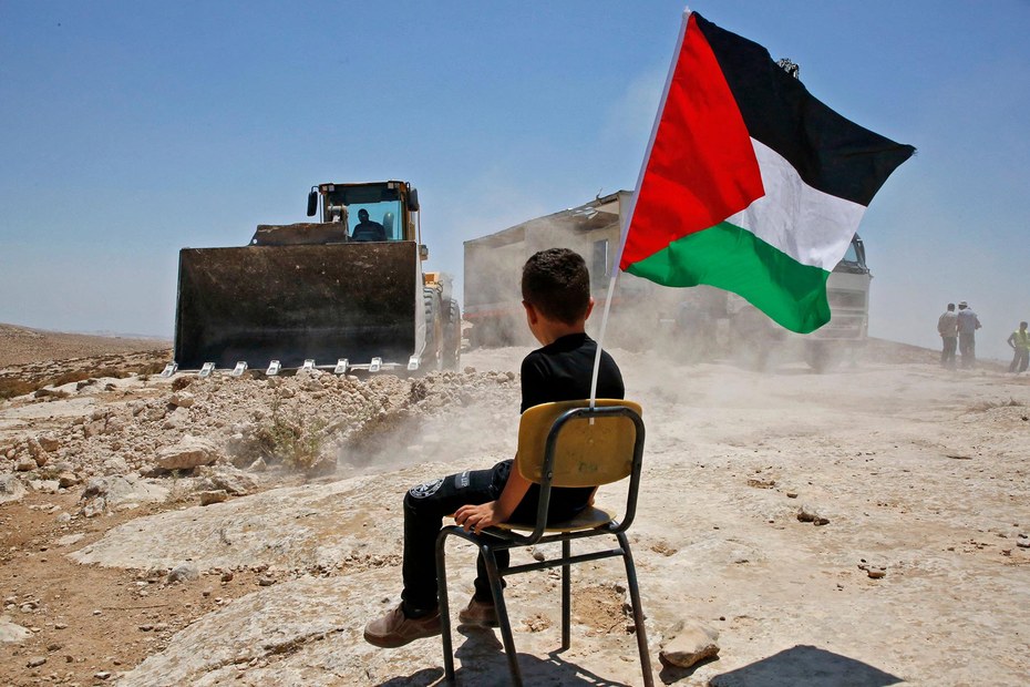 Bulldozer reißen eine Schule in Yatta im Süden des Westjordanlands nieder