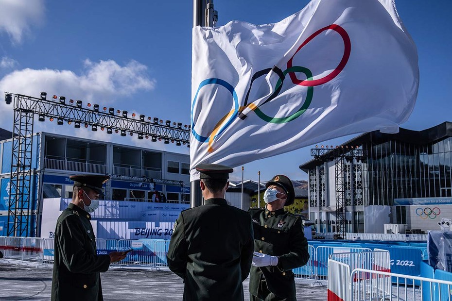 Chinesische Soldaten bei einer Fahnenübung für die kommenden olympischen Winterspiele
