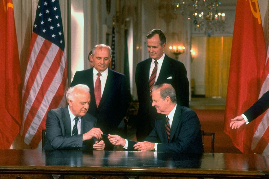 1990 in Washington, das Ende des Kalten Kriegs: Eduard Schewardnadse, Michail Gorbatschow, George Bush, James Baker (v. l.)