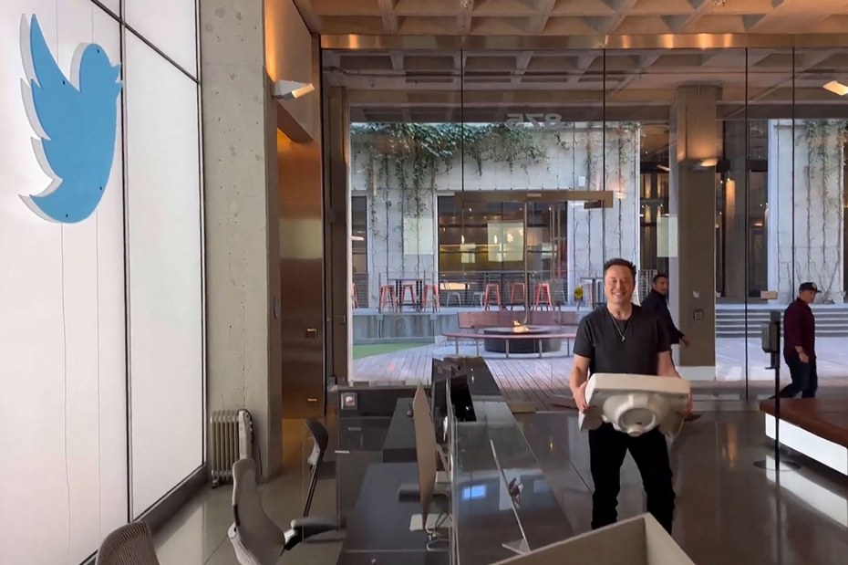 Twitter-Zentrale in San Franciso: Elon Musk mit einem Spülbecken unterm Arm