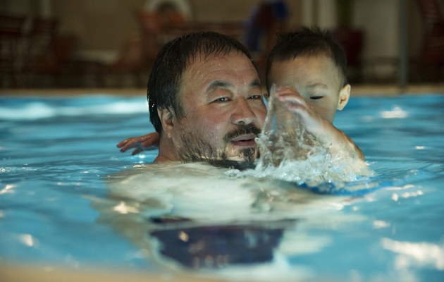 Der schwimmende Souverän: Ein paar Jahrzehnte nach Mao Zedong beweist Ai Weiwei seine Vitalität im kühlen Nass