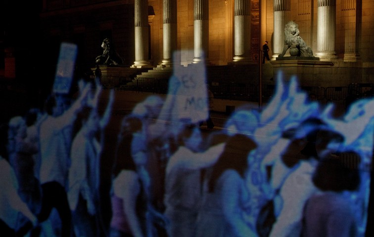 Bereits im April protestierten Tausende gegen die Einschränkungen der Demonstrationsfreiheit - als Hologramme