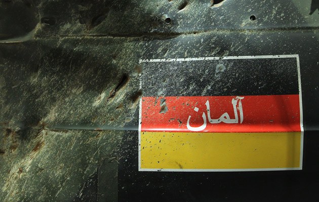 Dieser Jeep der Deutschen Bundeswehr wurde bei einem Angriff in Afghanistan beschädigt. Müssen wir uns künftig an mehr Militärmissionen gewöhnen? 