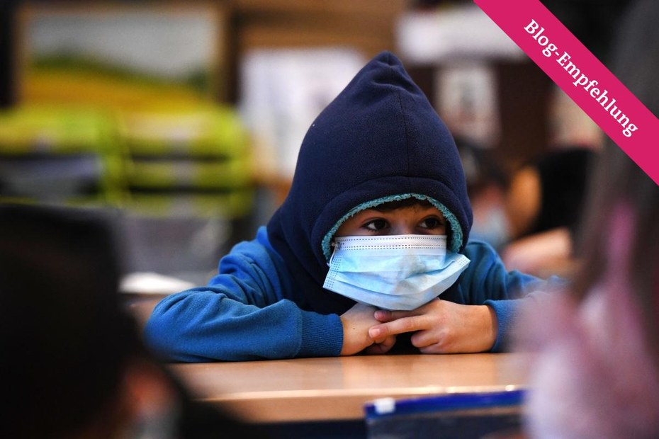 Kinder müssen in dieser Pandemie Schule mit Maske und Mützer (er)dulden