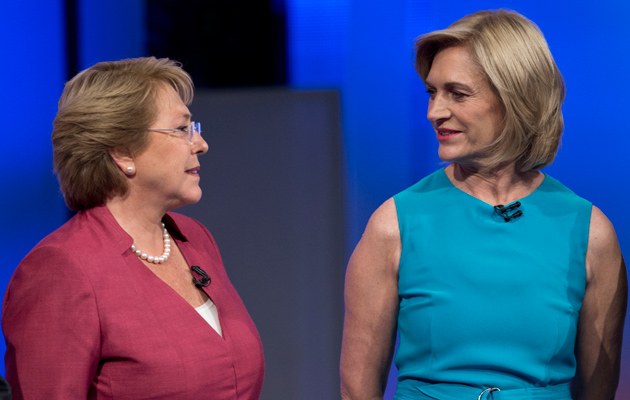 Michelle Bachelet (links) und Evelyn Matthei. Ihre Kandidaturen wirken wie eine Parabel für eine geteilte Geschichte