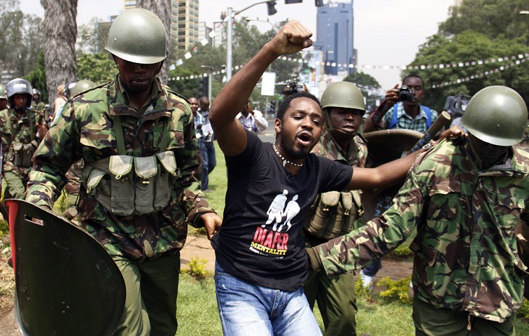 Boniface Mwangi bei Protesten in Nairobi im Februar 2014
