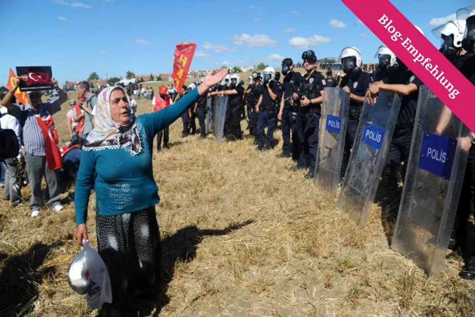 Demonstrierende protestieren vor dem weiträumig von der Polizei abgeriegelten Hochsicherheitsgefängnis Silivri bei Istanbul, wo der Prozess stattfand