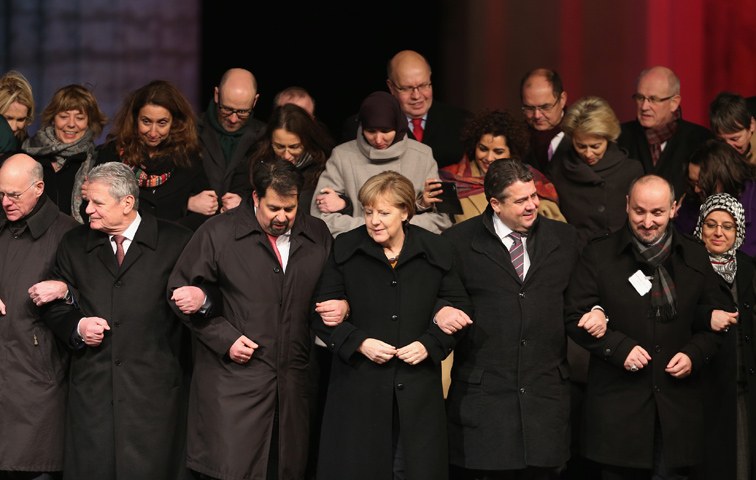 Demonstrative Geschlossenheit: Angela Merkel (mi) mit Aiman Mazyek (li), dem Vorsitzenden des Zentralrats der Muslime in Deutschland