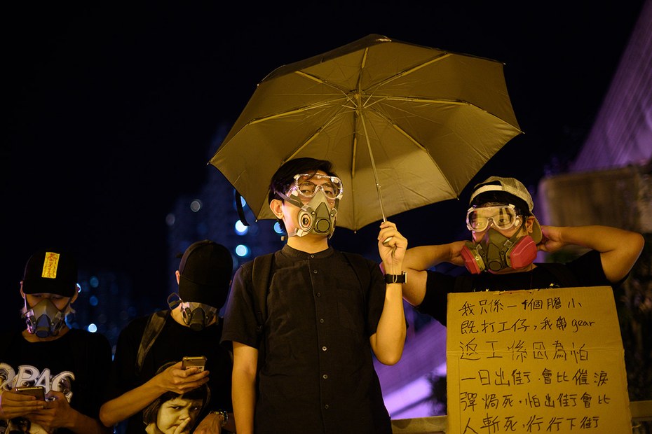 Protestierende in Honkong mit Gasmasken. Die chinesische Polizei setzt mitunter Tränengas ein