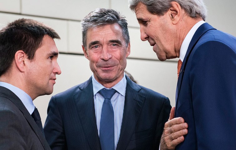 NATO-Generalsekretär Anders Fogh Rasmussen (mitte) im Gespräch mit US-Außenminister John Kerry (r) und dessen ukrainischen Kollegen Pavlo Klimkin (l) 