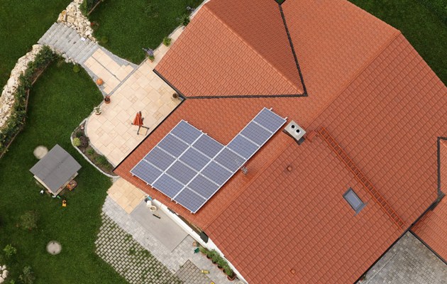Dächer werden blau. Allein die Solarzellen, die in diesem Jahr montiert wurden, produzieren Strom wie fünf Großkraftwerke