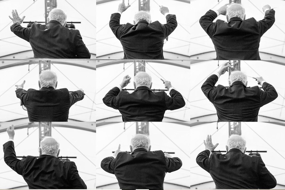 Die Hände zum Himmel: Daniel Barenboim bei einem Open-Air-Konzert auf dem Bebelplatz in Berlin