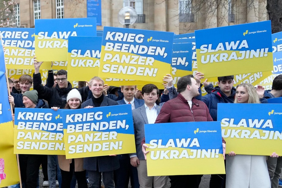 Eine Kundgebung der Jungen Liberalen vor dem FDP-Dreikönigstreffen 2023 in Stuttgart