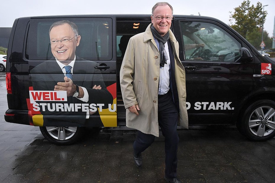Der Vorsitzende der Public-Private-Partnership Niedersachsen steigt aus einem Volkswagen