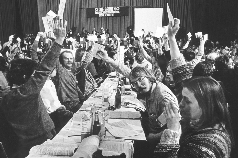 Grünen-Gründungsparteitag 1980, da war schon alles klar: Hinten auf dem Tisch steht eine Dose Fanta, obwohl Fanta Coca-Cola gehört und es das Dosenpfand noch nicht gab