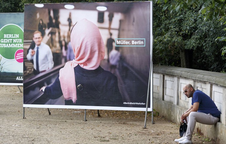 Das Müller-Wahlplakat mit einer Frau mit Kopftuch löste im Netz kontroverse Reaktionen aus