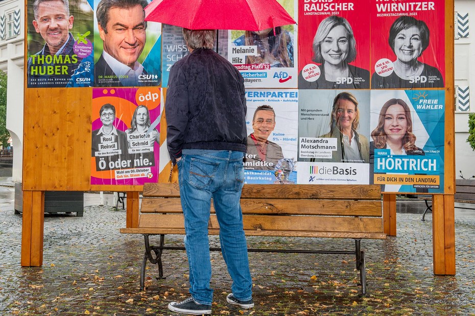 Rot ist hier nur mehr der Regenschirm: Szene aus dem bayerischen Landtagswahlkampf 2023