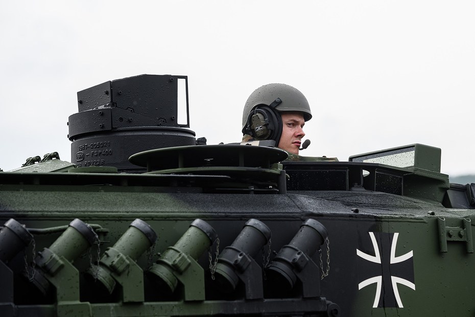 Bundeswehrsoldat in einem Leopard 2-Panzer. Solch schweres Kriegsgerät will die Bundesregierung zunächst nicht in die Ukraine liefern