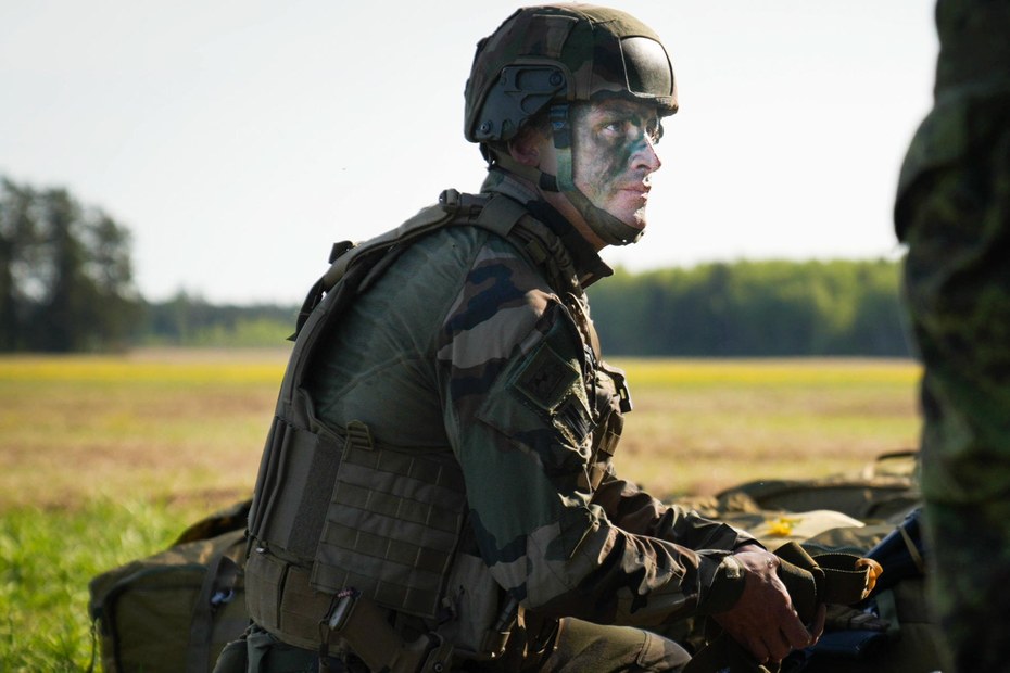 Französische Fallschirmjäger bei einer Übung in Estland. Die NATO verfügt über 3,3 Millionen Soldaten unter Waffen, 3.400 Kampfflugzeuge und 10.000 Hubschrauber.