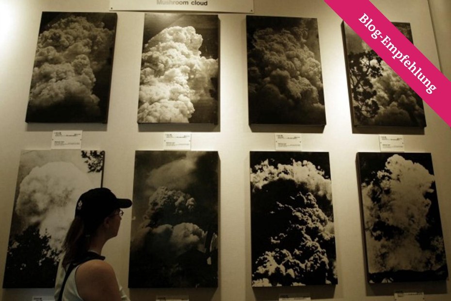 Schreckensszenario: Eine Touristin betrachtet Bilder des Atombombeneinsatzes in einem Museum in Hiroshima, Japan