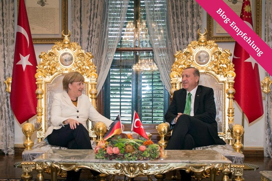 Außen hui, innen Pfui. Angela Merkel ist in der Flüchtlingskrise auf Erdogans Kooperation angewiesen und hält sich deshalb mit Kritik zurück