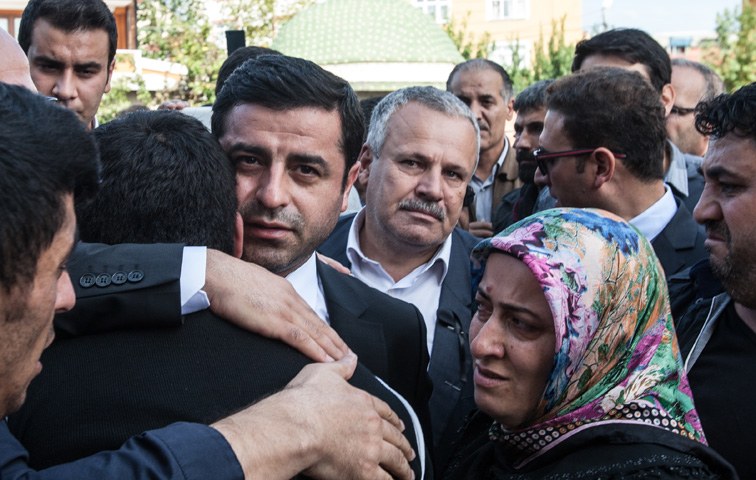 HDP-Chef Demirtaş tröstet Angehörige der Opfer