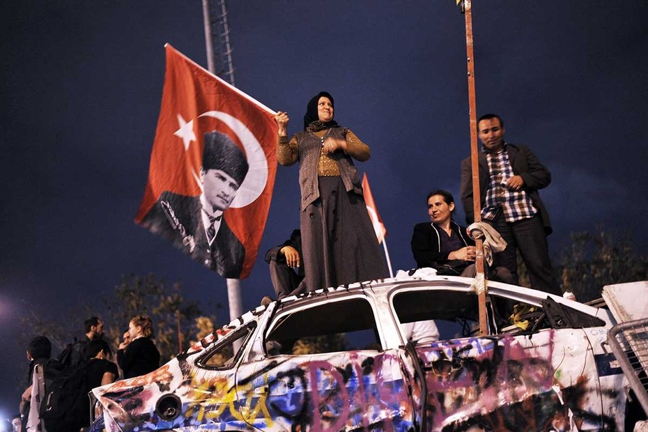 Eine Atatürk-Anhängerin bei den Protesten im Sommer 2013