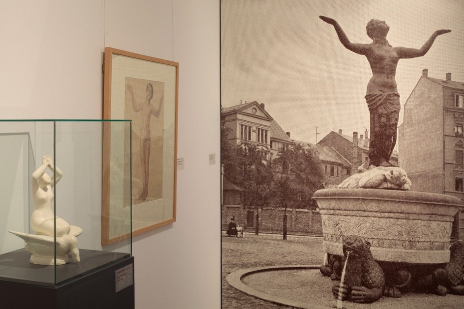 Ein Blick in die Ausstellungssektion Hoetger und Vogeler mit Werken von Bernhard Hoetger, Eva auf dem Schwan (1911) und Gerechtigkeitsbrunnen (1910)