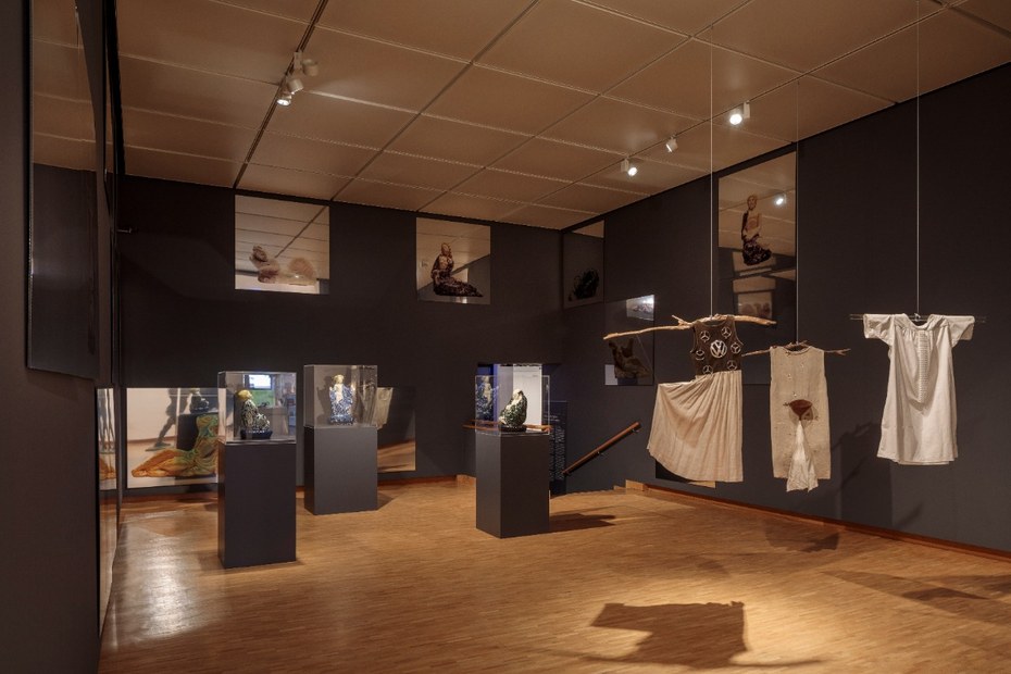 Ein Blick in die Ausstellungssektion Licht und Schatten in der Großen Kunstschau mit Werken von Bernhard Hoetger und Julia Kiehlmann